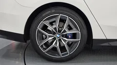 2024 BMW 5-Series 520i M Sport — фото 5
