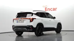 2023 Kia Seltos Gasoline 1.6 Turbo 2WD, белый — фото 2