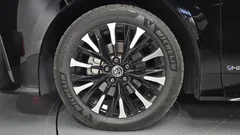 2024 Toyota Alphard 2.5 HEV Executive AWD — фото 5