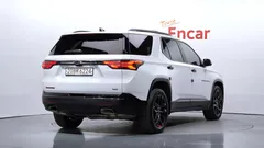 2023 Chevrolet Traverse 3.6 AWD Redline, белый — фото 2