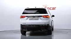 2023 Chevrolet Traverse 3.6 AWD Redline, белый — фото 4