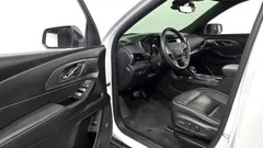 2023 Chevrolet Traverse 3.6 AWD Redline, белый — фото 10