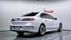2023 BMW 7-Series 740d xDrive Design Pure Excellence, белый — фото 2