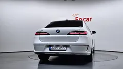2023 BMW 7-Series 740d xDrive Design Pure Excellence, белый — фото 4