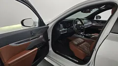 2023 BMW 7-Series 740d xDrive Design Pure Excellence, белый — фото 10