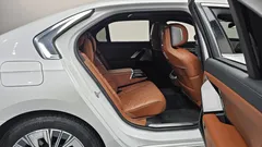 2023 BMW 7-Series 740d xDrive Design Pure Excellence, белый — фото 12