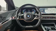 2023 BMW 7-Series 740d xDrive Design Pure Excellence, белый — фото 14