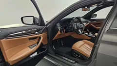 2022 BMW 5-Series 520i M Sport, серый — фото 10