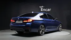 2022 BMW 5-Series M550i xDrive, синий — фото 2