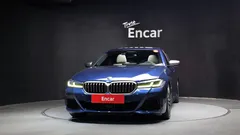 2022 BMW 5-Series M550i xDrive, синий — фото 3