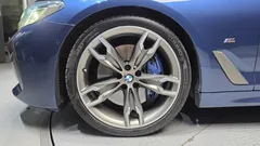 2022 BMW 5-Series M550i xDrive, синий — фото 5