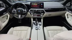 2022 BMW 5-Series M550i xDrive, синий — фото 7
