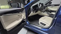 2022 BMW 5-Series M550i xDrive, синий — фото 10