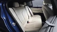 2022 BMW 5-Series M550i xDrive, синий — фото 12
