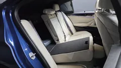 2022 BMW 5-Series M550i xDrive, синий — фото 13