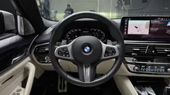 2022 BMW 5-Series M550i xDrive, синий — фото 14
