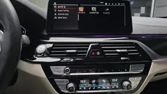 2022 BMW 5-Series M550i xDrive, синий — фото 15
