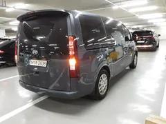 2023 Hyundai Staria Tourer 9-Seater, серый — фото 2