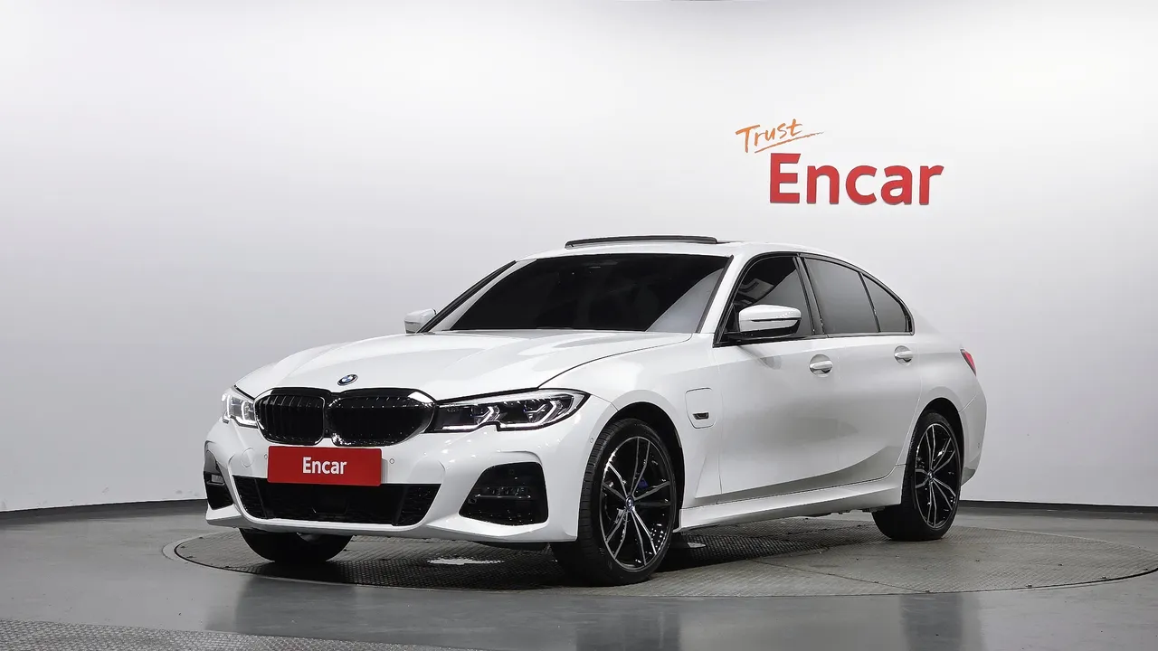 2022 BMW 3-Series 330e M Sport