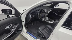 2022 BMW 3-Series 330e M Sport, белый — фото 10