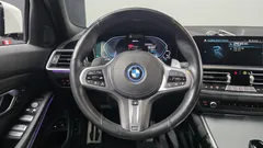 2022 BMW 3-Series 330e M Sport, белый — фото 15
