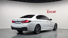 2023 BMW 5-Series 520i M Sport, белый — фото 2