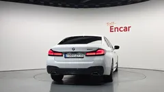 2023 BMW 5-Series 520i M Sport, белый — фото 4