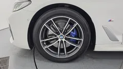 2023 BMW 5-Series 520i M Sport, белый — фото 5