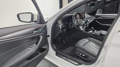 2023 BMW 5-Series 520i M Sport, белый — фото 10