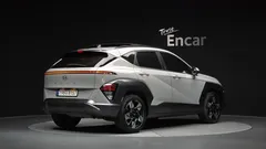 2023 Hyundai Kona Inspiration, серо-серебристый — фото 2