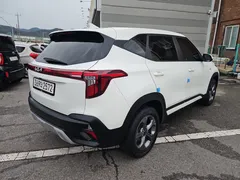 2023 Kia Seltos Gasoline 1.6 Turbo 2WD, белый — фото 2