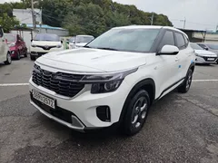 2023 Kia Seltos Gasoline 1.6 Turbo 2WD, белый — фото 13
