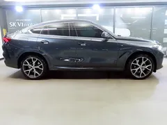 2022 BMW X6 xDrive40i M Sport, серо-серебристый — фото 3