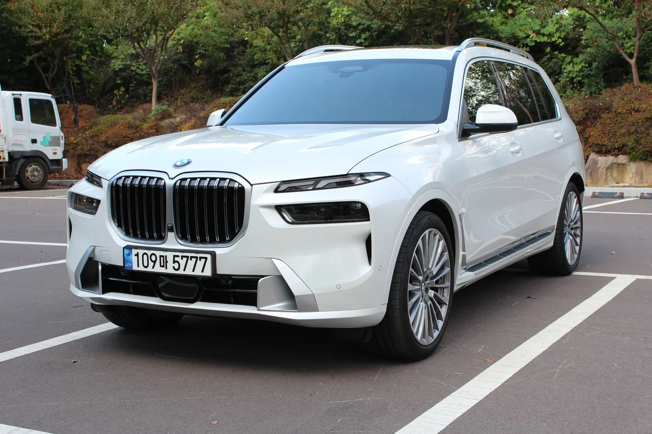 2023 BMW X7 xDrive 40i Design Pure Excellence 6-Seater