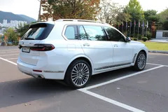 2023 BMW X7 xDrive 40i Design Pure Excellence 6-Seater, белый — фото 2