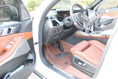 2023 BMW X7 xDrive 40i Design Pure Excellence 6-Seater, белый — фото 10