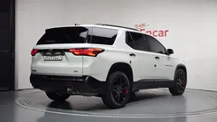 2022 Chevrolet Traverse 3.6 AWD Redline, белый — фото 2