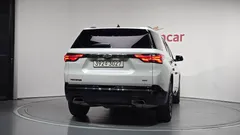 2022 Chevrolet Traverse 3.6 AWD Redline, белый — фото 4