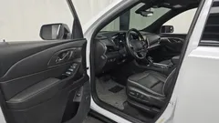2022 Chevrolet Traverse 3.6 AWD Redline, белый — фото 10