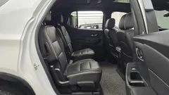 2022 Chevrolet Traverse 3.6 AWD Redline, белый — фото 12