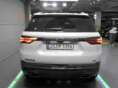 2023 Chevrolet Traverse 3.6 AWD Redline, белый — фото 4