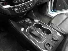 2023 Chevrolet Traverse 3.6 AWD Redline, белый — фото 9