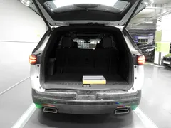 2023 Chevrolet Traverse 3.6 AWD Redline, белый — фото 16