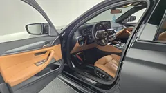2022 BMW 5-Series 520i M Sport, серый — фото 10