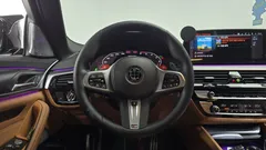 2022 BMW 5-Series 520i M Sport, серый — фото 12