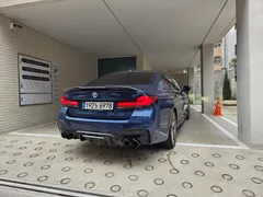 2022 BMW 5-Series M550i xDrive, синий — фото 2