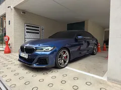 2022 BMW 5-Series M550i xDrive, синий — фото 3