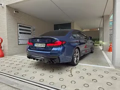 2022 BMW 5-Series M550i xDrive, синий — фото 4