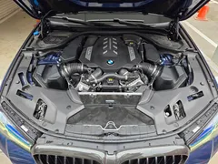 2022 BMW 5-Series M550i xDrive, синий — фото 6