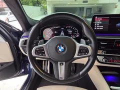 2022 BMW 5-Series M550i xDrive, синий — фото 8